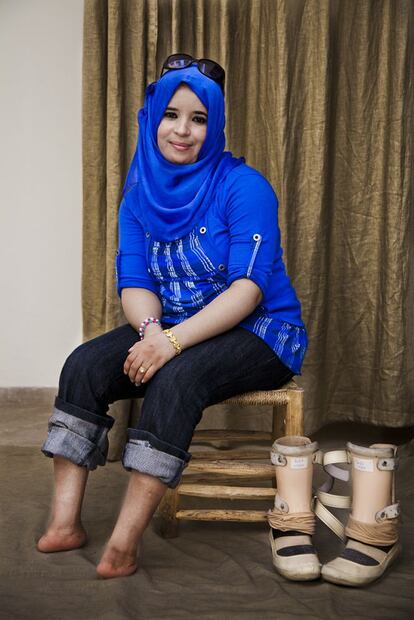 Latifa tiene 27 años y nació sin pies. En enero de 2012 se casó con un hombre que conoció en la medina de Marrakech cuando iba a trabajar a la cooperativa. Ella es una heroína para sus compañeras porque ha conseguido casarse a pesar de su discapacidad.