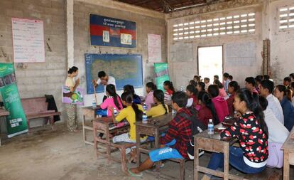 Representación de la obra de teatro 'La tortuga valiente' en una escuela de Camboya.