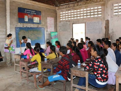 Representación de la obra de teatro 'La tortuga valiente' en una escuela de Camboya.