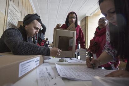 Funcionaris de la mesa 1 verifiquen el padró electoral, a Bogotà.