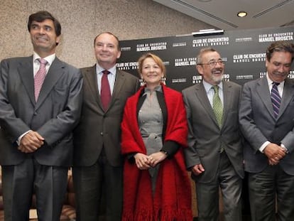 Los participantes en la mesa redonda, ayer, momentos antes del debate