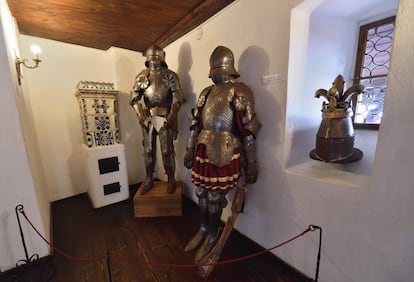 Vlad III Drăculea, además de ser famoso por su manera de castigar a los enemigos, fue un gran luchador en contra del expansionismo otomano que amenazaba Europa. En la imagen, varias armaduras son exhibidas en una habitación del Castillo de Bran.