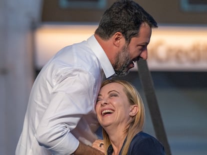 La primera ministra italiana, Giorgia Meloni, abraza al vice primer ministro y líder de la Liga, Matteo Salvini, el 26 de mayo en Catania.