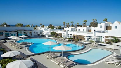 Vista del entorno de las piscinas al aire libre.