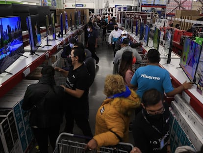 Consumidores realizan compras este miércoles, en tiendas departamentales en Ciudad de México.