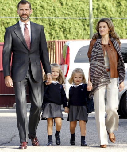 Los Príncipes de Asturias acompañan al colegio a sus dos hijas, Leonor y Sofía.