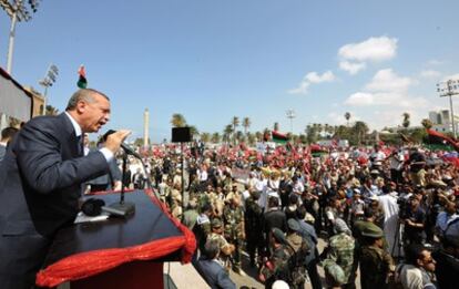 El primer ministro turco, Recep Tayyip Erdogan, habla en la plaza Verde de Trípoli, rebautizada por los rebeldes como la Plaza de los Mártires