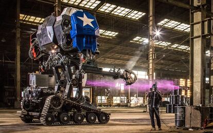 Fotografía cedida por MegaBots, de Eagle Prime, un robot de la empresa estadounidense MegaBots que pesa 12 toneladas, mide 4,8 metros de altura y tiene una capacidad de 430 caballos de potencia y participó en un combate "a muerte" de robots.