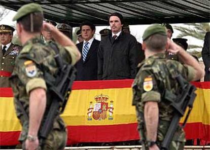 Aznar y Trillo, durante el desfile de tropas en la base de Rabasa, en Alicante.