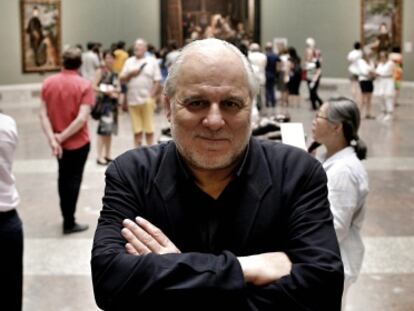 El realizador Jos&eacute; Luis L&oacute;pez Linares, en la sala del Museo del Prado donde se encuentra &uml;&#039;Las Meninas&#039;.