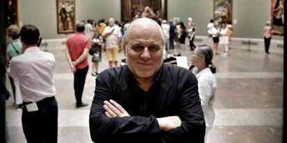 El realizador José Luis López Linares, en la sala del Museo del Prado donde se encuentra ¨'Las Meninas'.