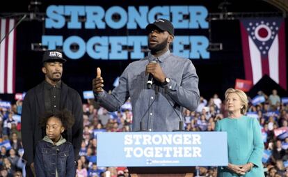 JR Smith, LeBron James y Hillary Clinton, el 6 de noviembre, en Cleveland.