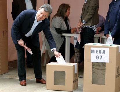 Juan Manuel Santos deposita su voto, el domingo en Bogotá.