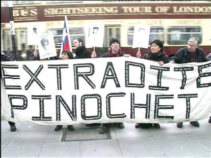 Manifestantes a la salida de la vista sobre la extradición de Pinochet en el Tribunal Supremo de Londres en 1998.