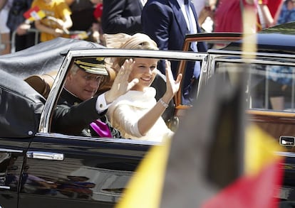El rey Felipe I y la reina Matilde recorren las calles de Bruselas en limusina tras la ceremonia de abdicación.