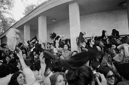 Una de las imágenes más conocidas de Kazemi, la de las mujeres que ondean sus velos en protesta por las normas de la revolución iraní.