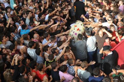 El 'Homo des Be' se abre paso entre la multitud cargando un cordero vivo sobre sus hombros.
