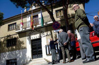 Las banderas ondean a media asta en el Ayuntamiento de Seseña en señal de duelo.