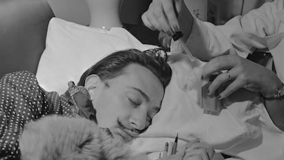 El método de trabajo de Salvador Dalí era atípico, Se acostaba en un diván perfumado en su estudio con un puñado de lápices.