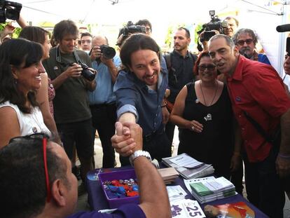 Pablo Iglesias saluda a un simpatizante en Guadalajara.