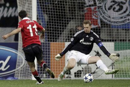 Giggs logra el primer gol colando el baln entre las piernas de Neuer.