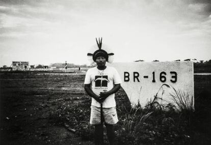 Akã na primeira visita à terra nativa: construção de rodovia cortaria o estado de Mato Grosso e a terra dos Panará, em 1991.