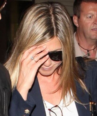Jennifer Aniston luciendo el diamante de ocho quilates en el aeropuerto de Los Ángeles,en junio pasado.