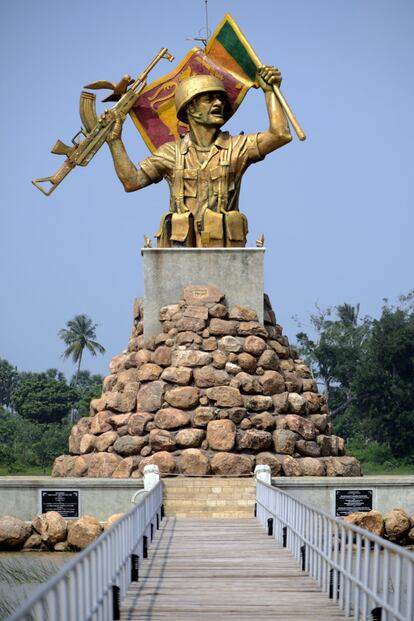 Monumento a la victoria erigido por el gobierno de Sri Lanka en la localidad de Mullivaikal.