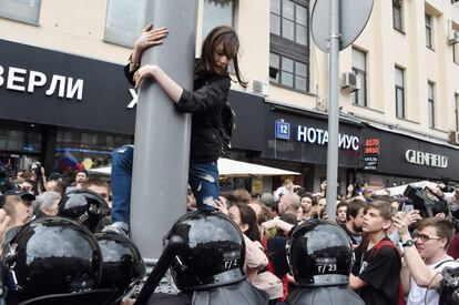 Participantes durante la protesta en la calle Tverskaya, en el centro de Moscú.