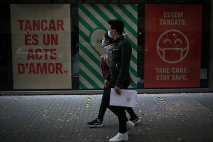 Escaparate de un establecimiento Primark cerrado en Barcelona, con un cartel que dice "Cerrar es un acto de amor".