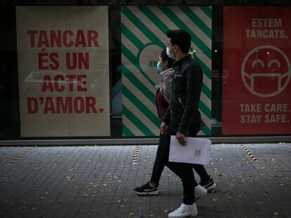 Escaparate de un establecimiento Primark cerrado en Barcelona, con un cartel que dice "Cerrar es un acto de amor".