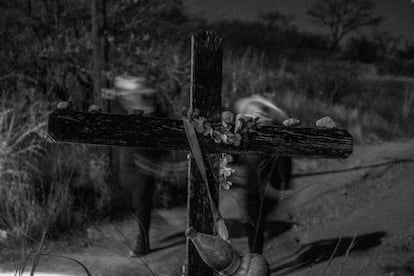 El camino está marcado por cruces y recuerdos de los peregrinos que acuden año con año. 