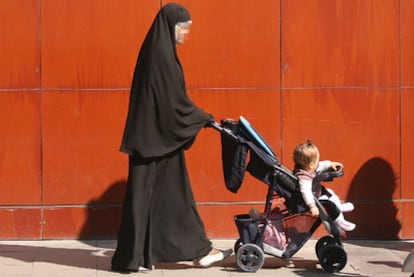 Una mujer pasea por Lleida con velo integral, similar a un chador, que no cubre la cara.