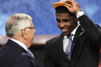 Kyrie Irving saluda al comisionado de la NBA David Stern.