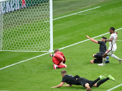 Raheem Sterling marca el primer gol de Inglaterra a Alemania, en Wembley.