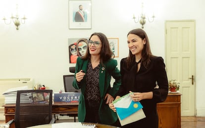 Camila Vallejo y Alexandria Ocasio-Cortez, junto a la delegación del Partido Demócrata de Estados Unidos, en Chile.