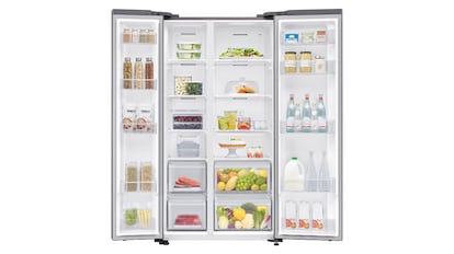 Este modelo de frigorífico tiene dos amplias puertas y un panel táctil minimalista.