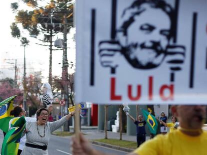 Pessoas festejam em Curitiba a condenação de Lula.