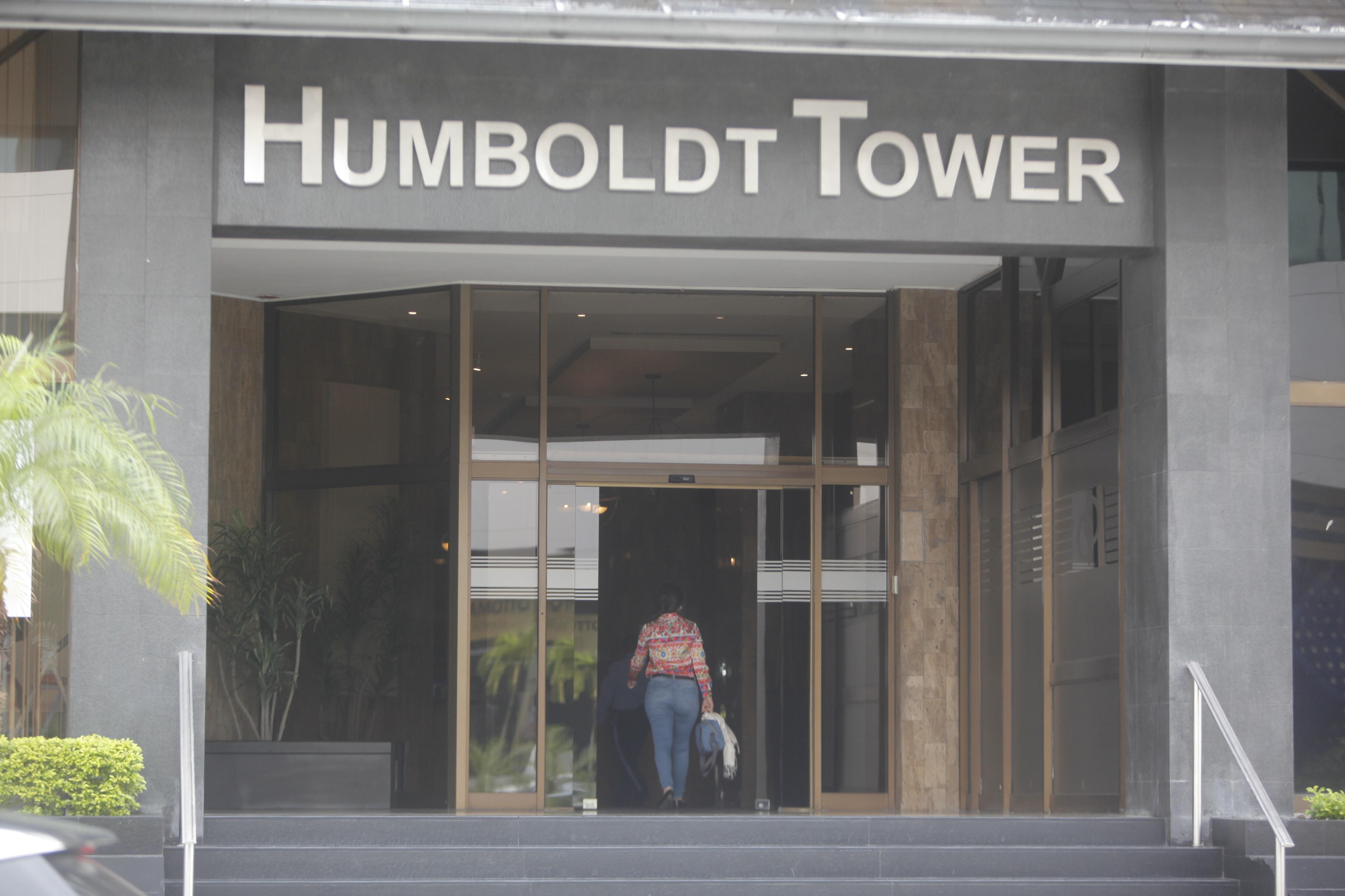 Fotografía del exterior del edificio Humboldt Tower, donde se ubican las oficinas de la firma de abogados Alcogal en Ciudad de Panamá. 