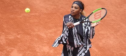 Serena Williams con conjunto de Virgil Abloh para Nike en la segunda jornada del Roland Garros.