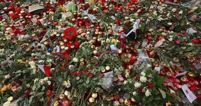 Flores y velas en un mercado navide&ntilde;o en homenaje a las 12 v&iacute;ctimas mortales del atentado de Berl&iacute;n del 19 de diciembre.