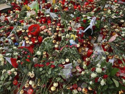 Flores y velas en un mercado navide&ntilde;o en homenaje a las 12 v&iacute;ctimas mortales del atentado de Berl&iacute;n del 19 de diciembre.