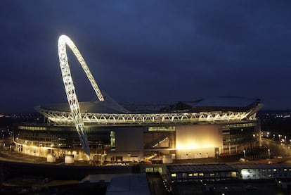 Considerado como la catedral del futbol por el mítico futbolista brasileño Pelé, el estadio de Wembley (Londres) fue remodelado en 2007 por Norman Foster, quien ideó un gran arco de 133 metros de altura, visible desde toda la ciudad cuando se ilumina por la noche. <a href="http://www.wembleystadium.com" rel="nofollow" target="_blank">www.wembleystadium.com</a>