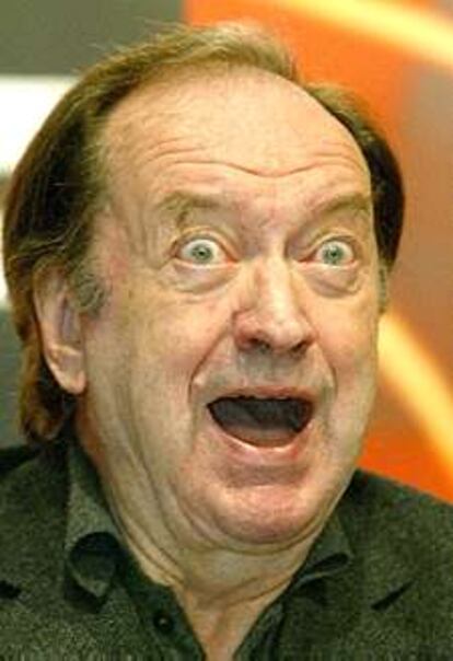 Nikolaus Harnoncourt muestra su sorpresa ayer durante la rueda de prensa.