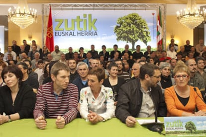 Miembros de la izquierda &#39;abertzale&#39;, ayer, durante el acto de presentación del documento en un hotel de Pamplona.