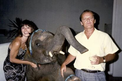 Anjelica Huston celebra sus 35 años junto Jck Nicholson en un club de Silver Lake en Los Ángeles, 1986.