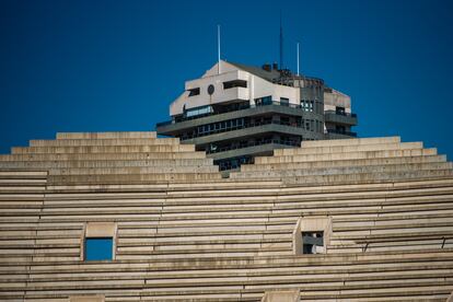 Sobre la salud de la cimentación, el arquitecto, el británico Mark Fenwick, que ha ideado tres estadios en Qatar para el Mundial, ironizó: “Mira el coliseo de Roma, después de 2.000 años sigue en pie. El hormigón está estupendo”.