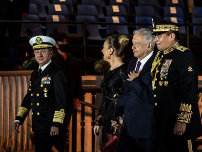 El presidente de México, Andrés Manuel López Obrador, y su esposa, Beatriz Gutiérrez Müller, en la celebración del Bicentenario de la Independencia de México este lunes.