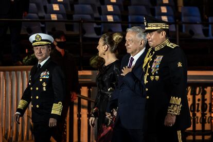 El presidente de México, Andrés Manuel López Obrador, y su esposa, Beatriz Gutiérrez Müller, en la celebración del Bicentenario de la Independencia de México este lunes.