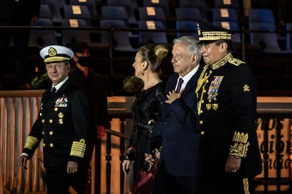 El presidente de México, Andrés Manuel López Obrador, y su esposa, Beatriz Gutiérrez Müller, en la celebración del Bicentenario de la Independencia de México este lunes.